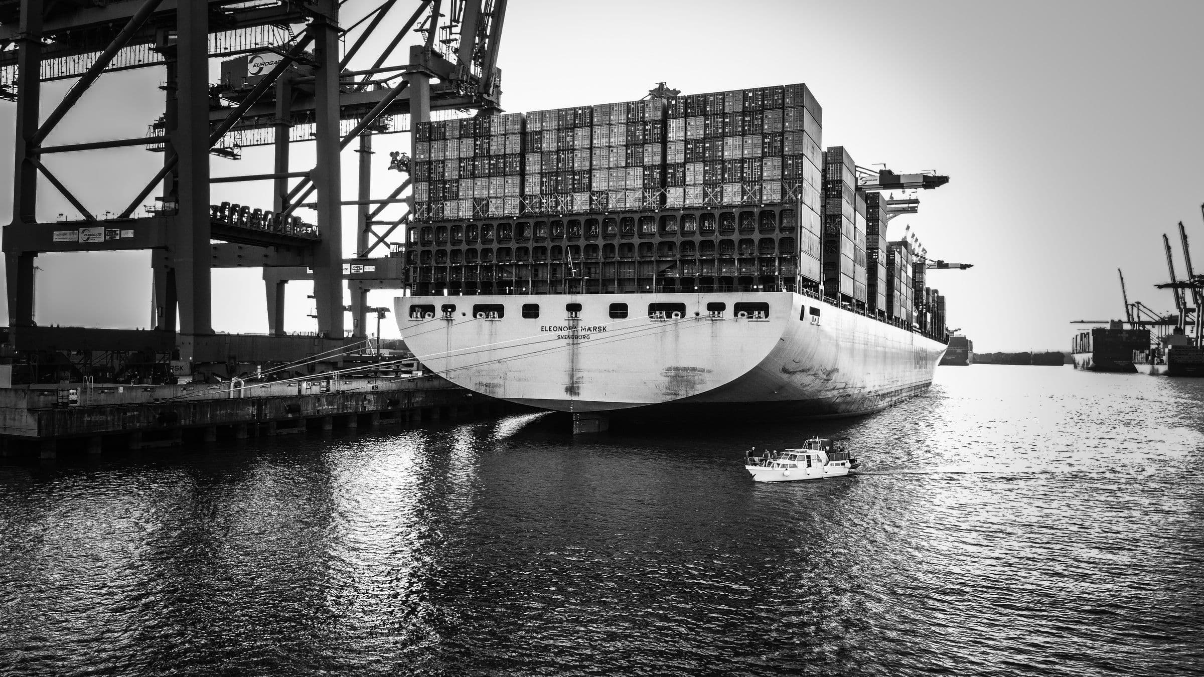 Porte-conteneurs à quai dans un port